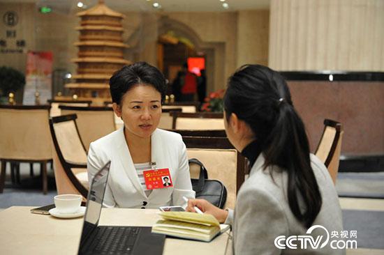Li Hui, deputy of the 19th National Congress and secretary of Yongzhou Municipal Committee of Hunan Province, was interviewed by CCTV reporters.