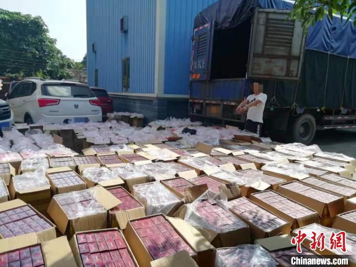 Police in Fangchenggang, Guangxi cracked a serious tobacco smuggling case and arrested 8 suspects.